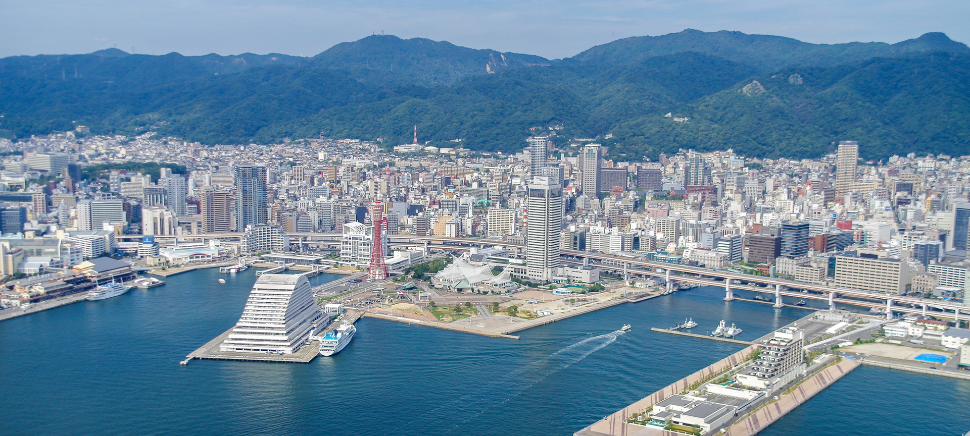 神戸市長田区にある在宅療養支援診療所「つばめクリニック」。認知症や複数の慢性疾患を抱えながら生活されている方、癌を患っておられる方、障害をお持ちの方で自身で通院できない方や自宅での療養を希望される方に対し訪問診療を行い、療養生活を最期まで支えていきます。